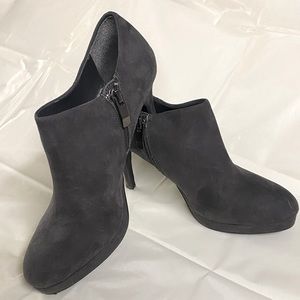 Ladies size 7 1/2 suede zip up ankle boots